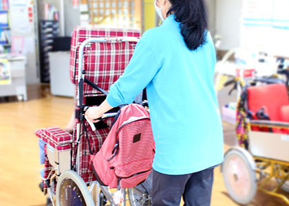 車いすを押す